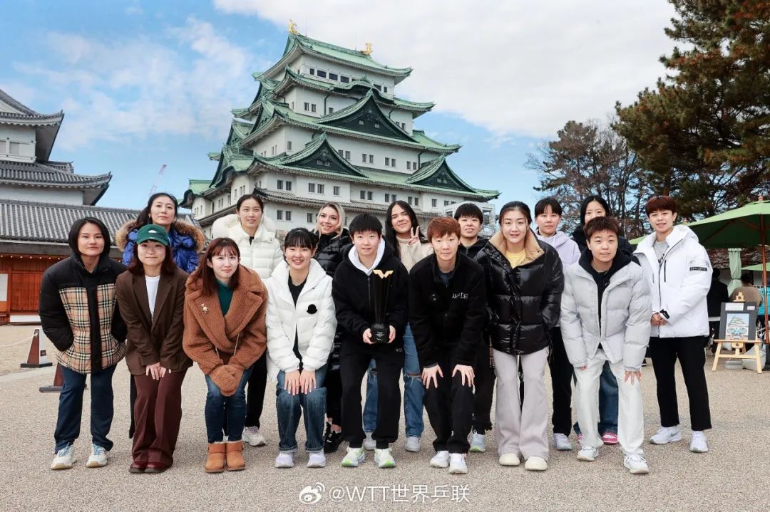 图为16位女单球员合照。图片来源：WTT世界乒联微博