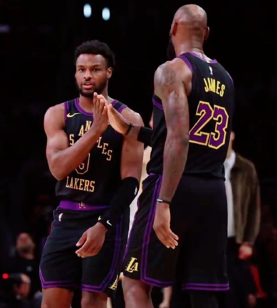 湖人轻取篮网 布朗尼父子连线首秀引热议