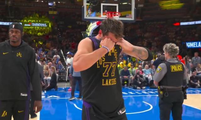 东契奇第三节重伤退赛 雷霆大胜湖人33分