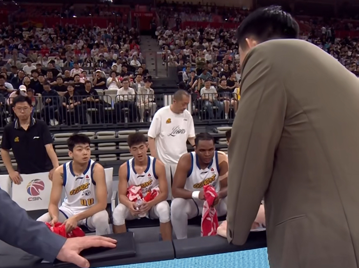 广厦三将低迷惨败深圳 15分惨败暴露阵容隐患