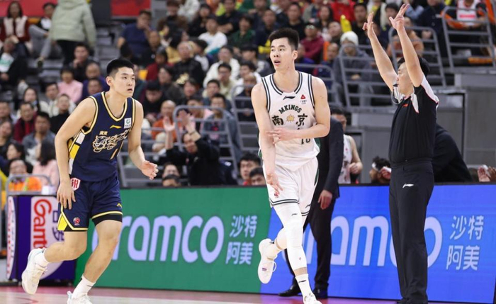 郭昊文张博源或成国家队锋线救星 中国男篮或迎