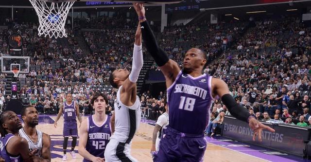 马刺三分狂潮掀翻国王 威少助攻登历史第五